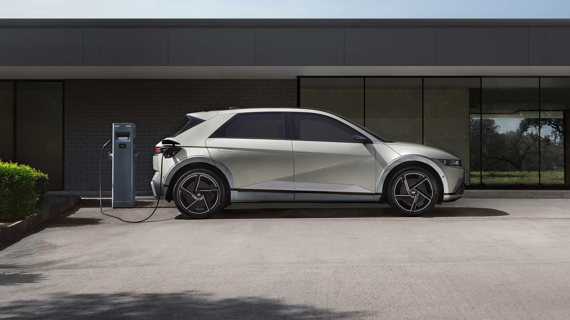Utvald bild för Elbilen trotsar energikrisen: Slår nya säljrekord