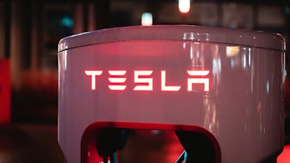 Ilska mot Tesla ökar och protesterna eskalerar