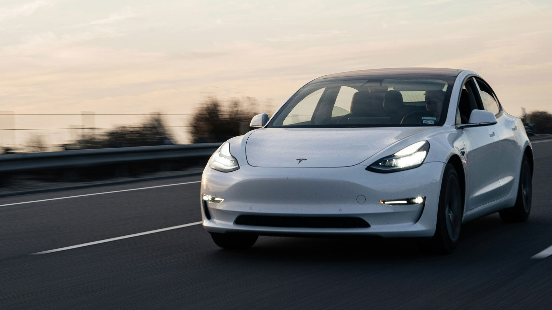 Självkörande bilar ska bli Teslas räddning i Europa 