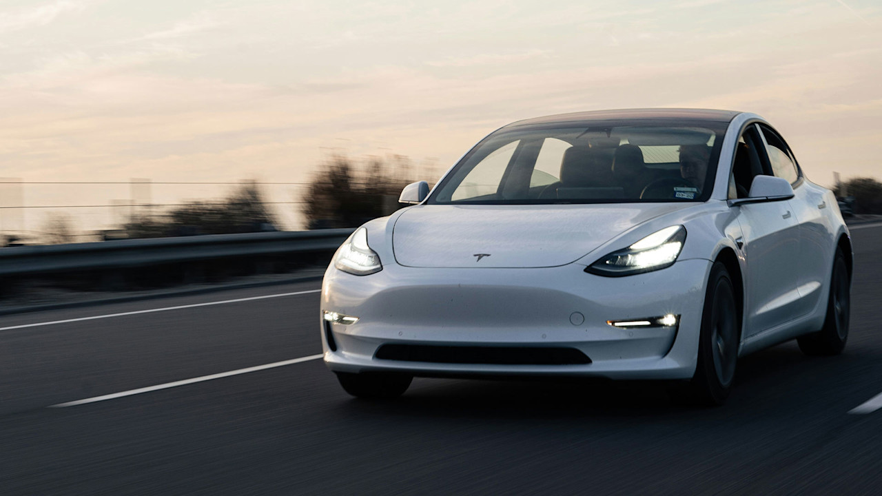 Självkörande bilar ska bli Teslas räddning i Europa 