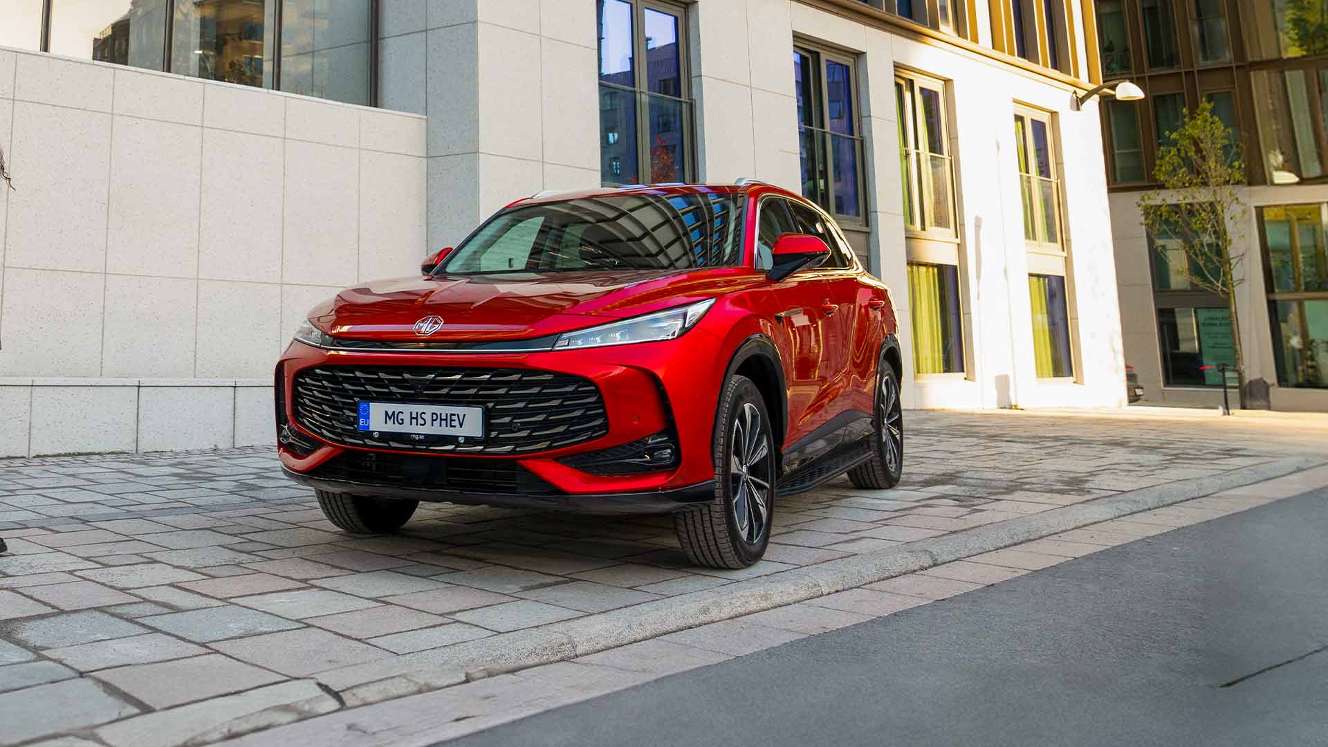 MG sänker priset på HS Plug-in Hybrid – nu från 439 990 kr