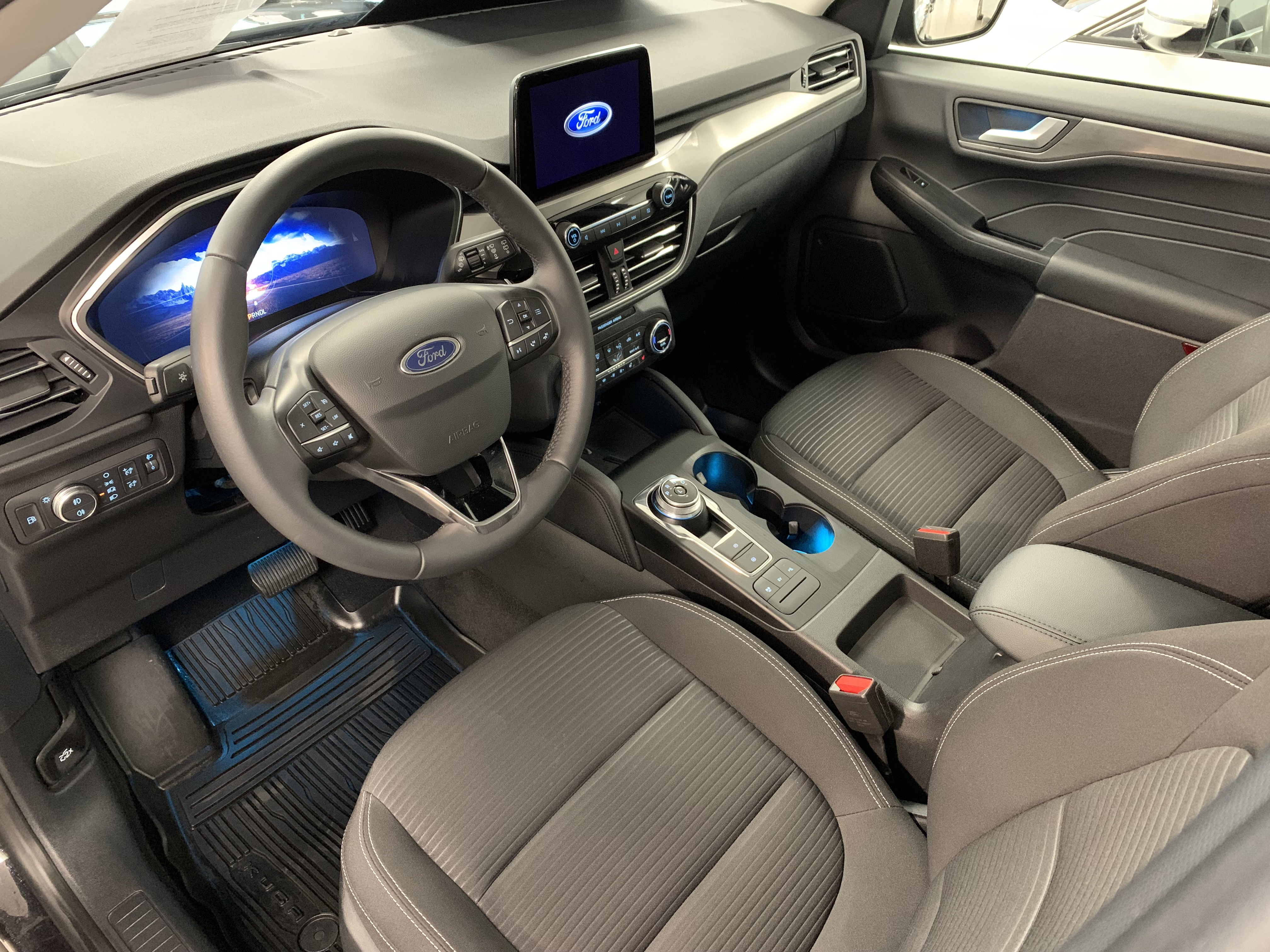Ford Kuga Plug-In Hybrid 2023, bild 2/6