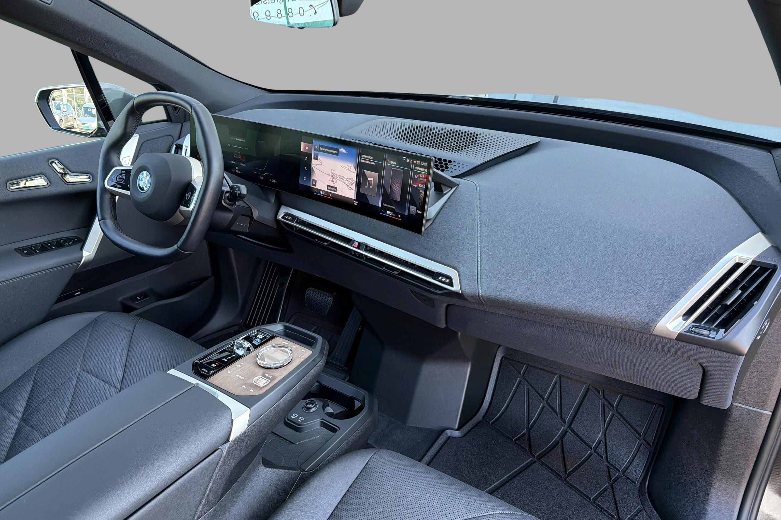 BMW iX xDrive40, 326ps, 2023