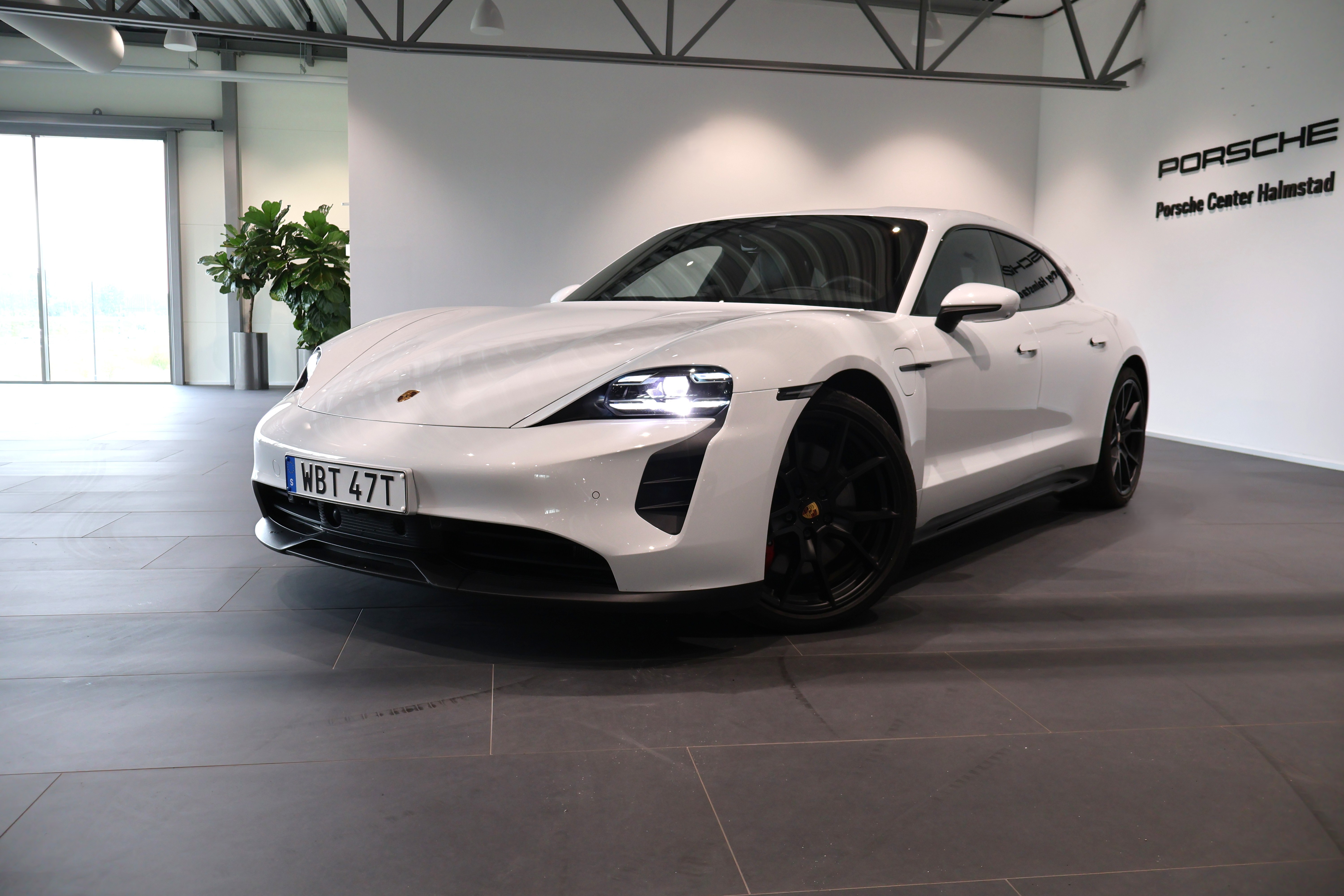 Porsche Taycan 517 hp