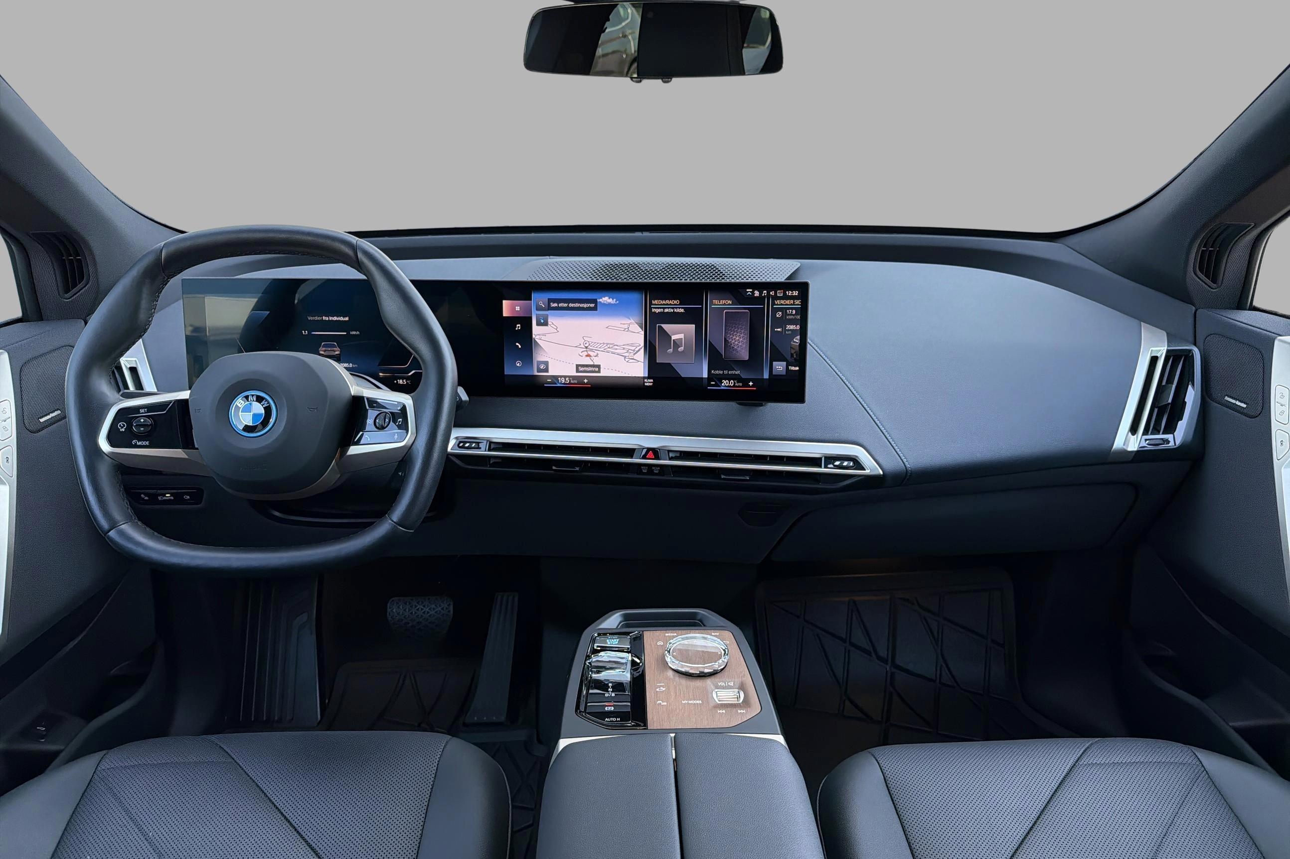 BMW iX xDrive40, 326ps, 2023