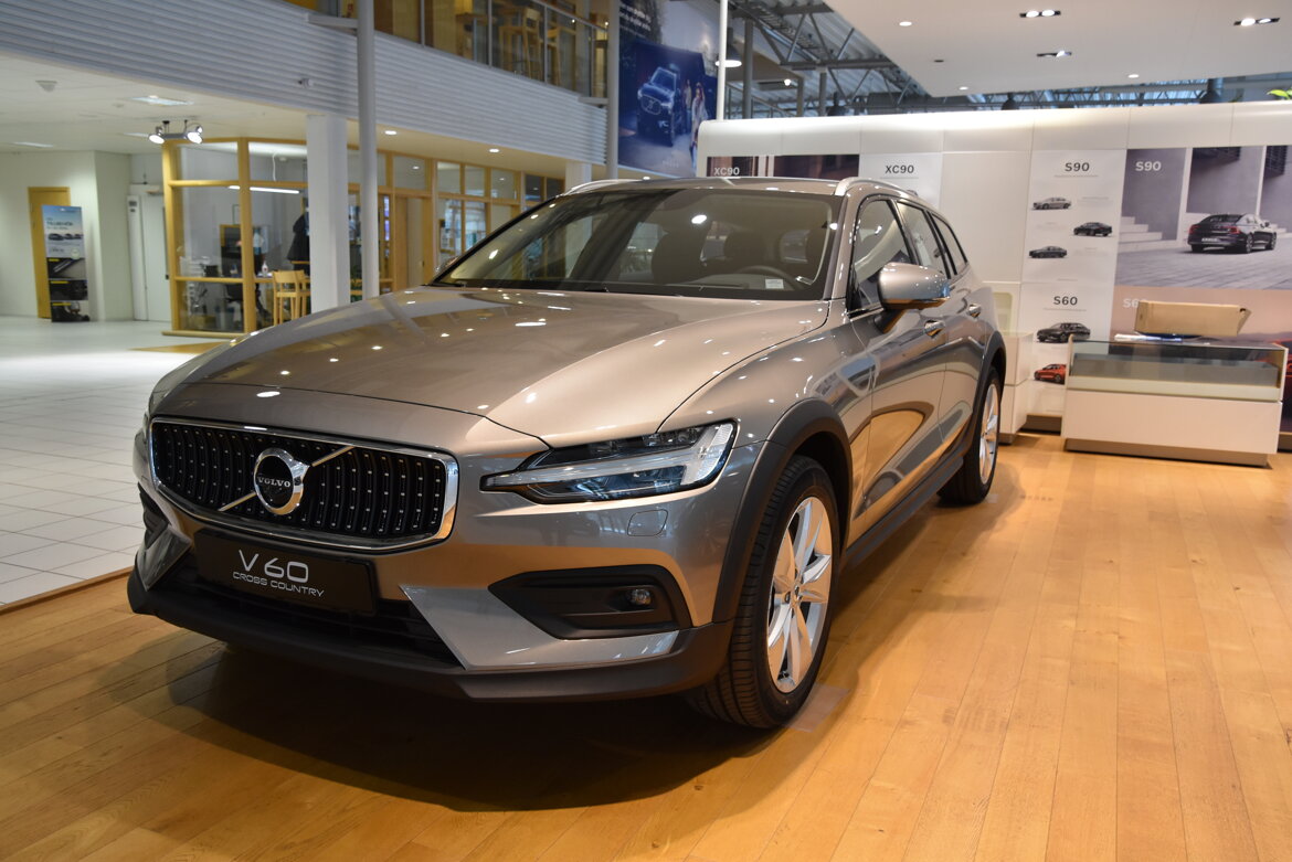 YXM92N – Volvo V60 Cross Country