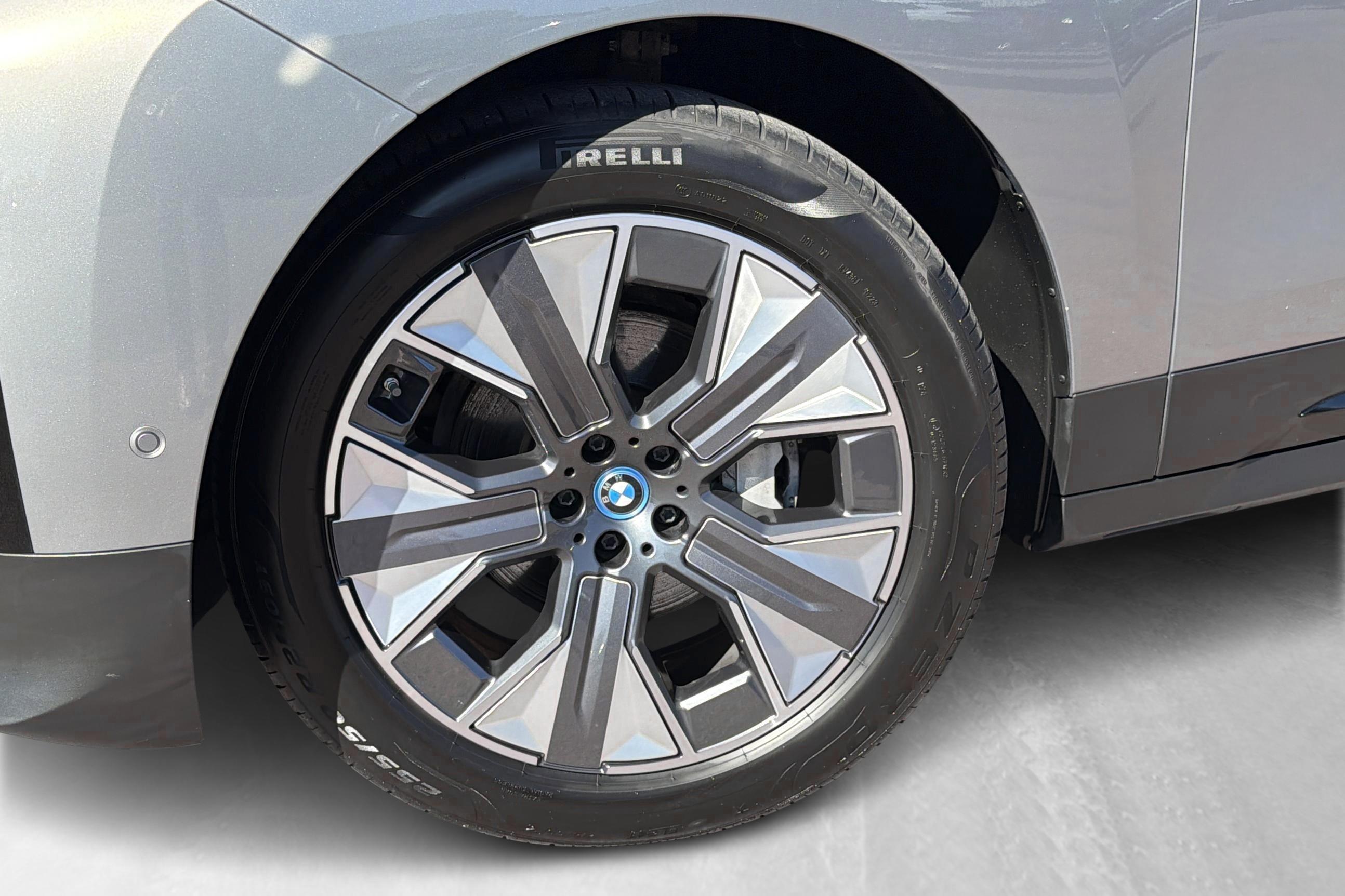 BMW iX xDrive40, 326ps, 2023
