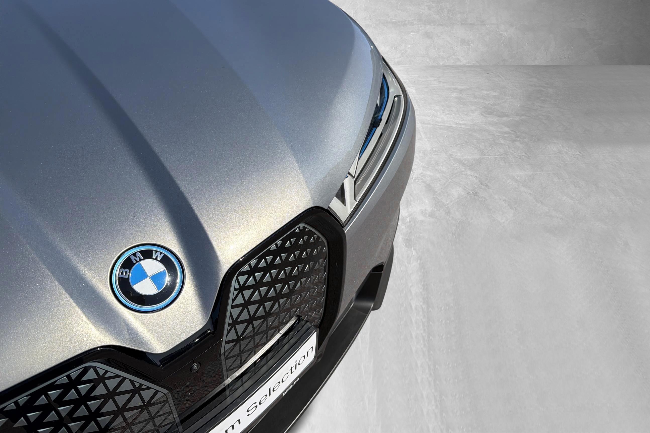 BMW iX xDrive40, 326ps, 2023