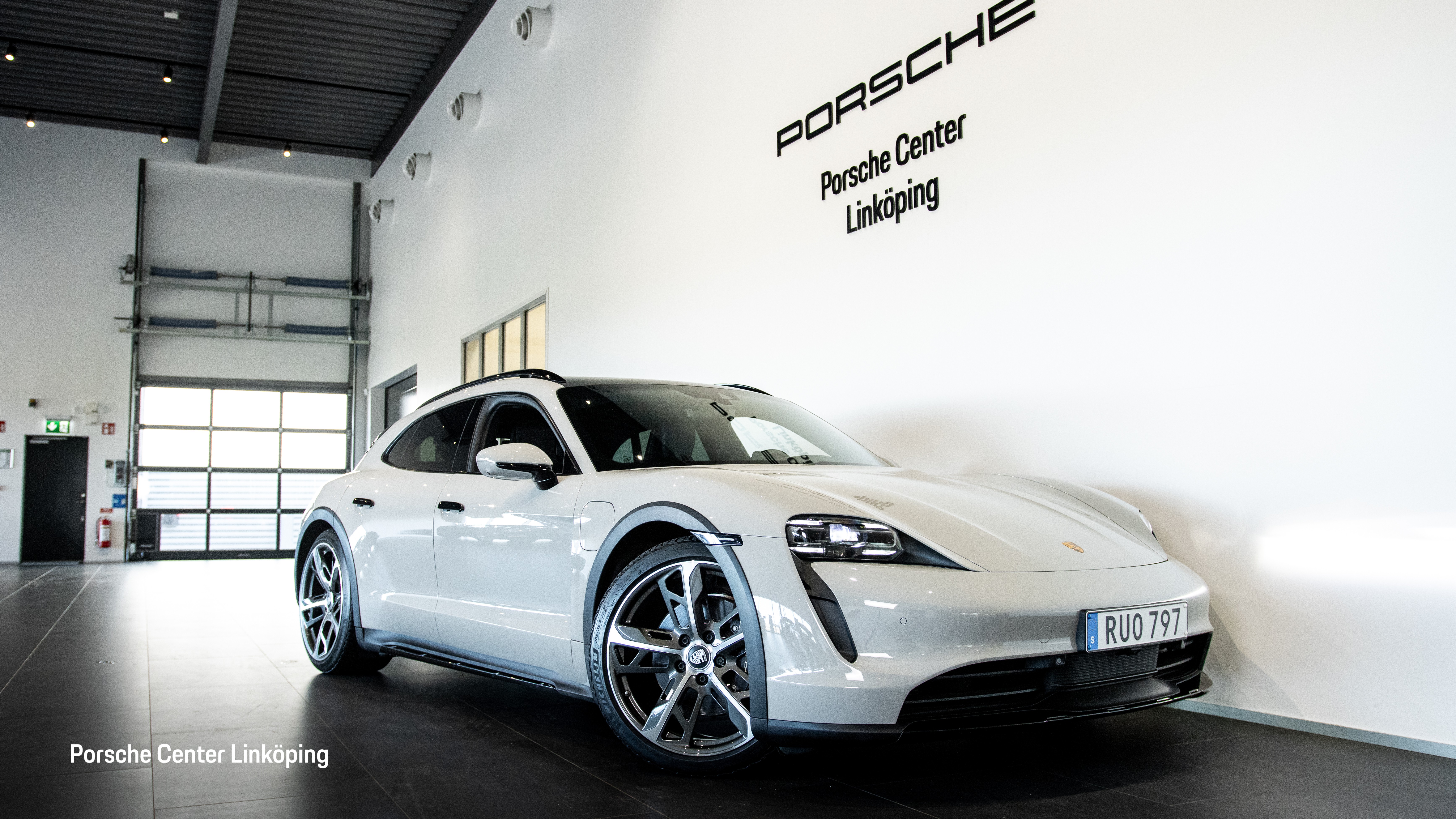 Porsche Taycan 381 hp