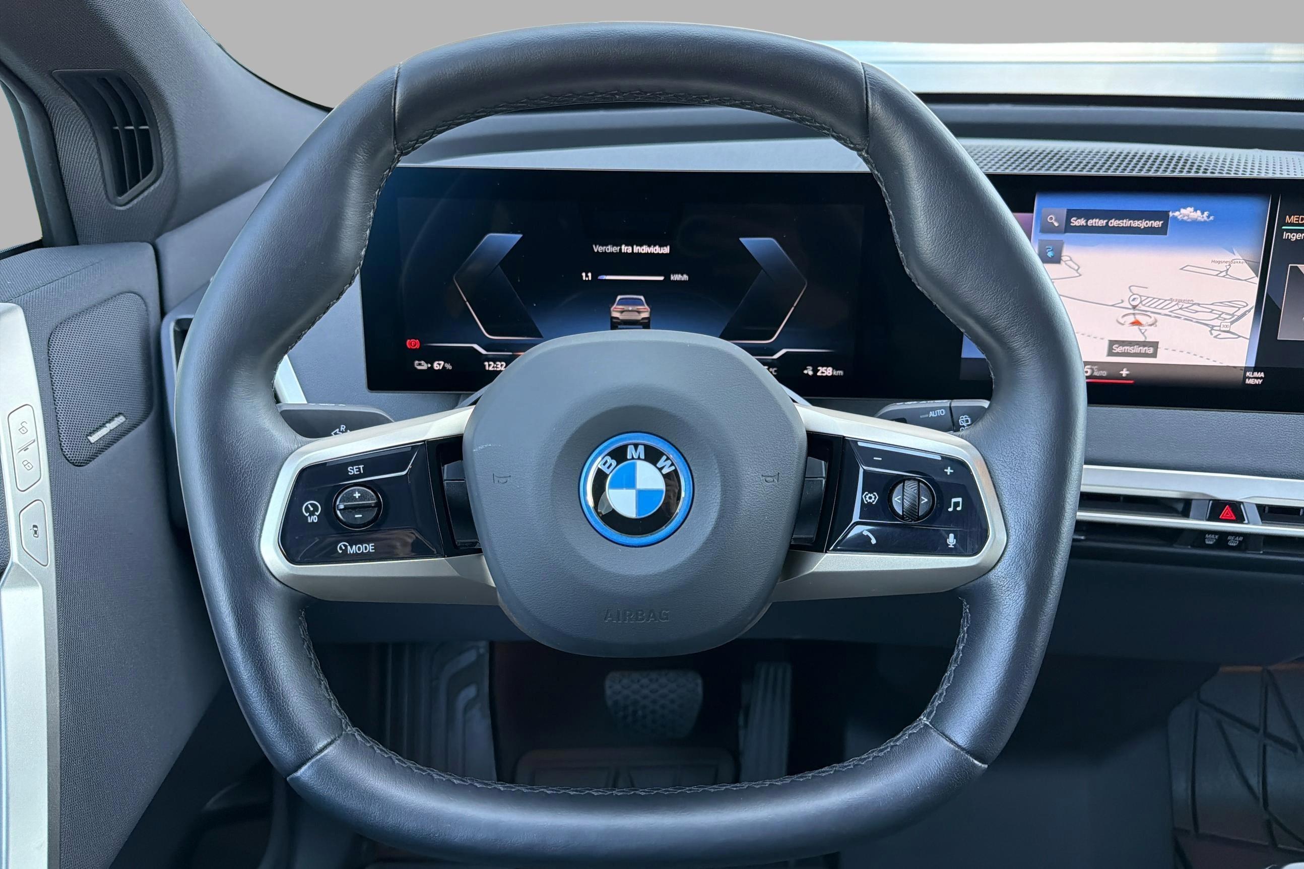 BMW iX xDrive40, 326ps, 2023